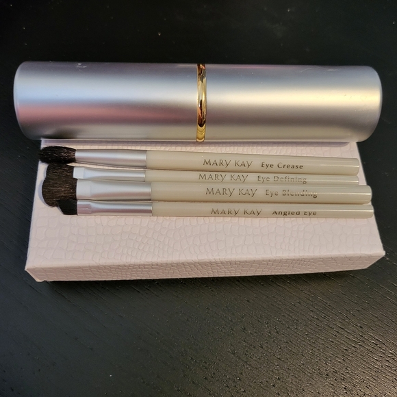 MK Silver Makeup Brush Set - Picture 2 of 5